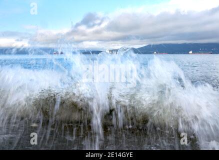 Jericho Beach Waves. Jericho Beach sur English Bay le matin. En arrière-plan se trouvent les montagnes de la rive nord. Vancouver, Colombie-Britannique, Canada Banque D'Images