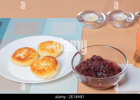 Crêpes au fromage cottage dans une assiette et un pot d'argile, avec confiture sur une table de serveurs délicieux dessert au fromage cottage. Photo de haute qualité Banque D'Images