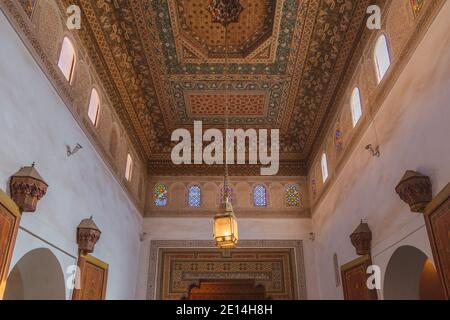 Plafond peint d'une salle dans le Palais Bahia à Marrakech, Maroc. Banque D'Images