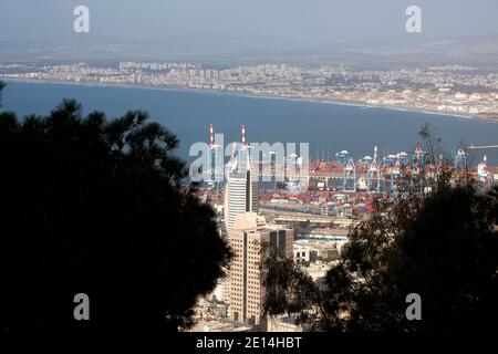 Vue panoramique depuis le Mont Carmel du port, les quais de chargement avec des grues à conteneurs, et le port maritime de Haïfa, Israël Banque D'Images