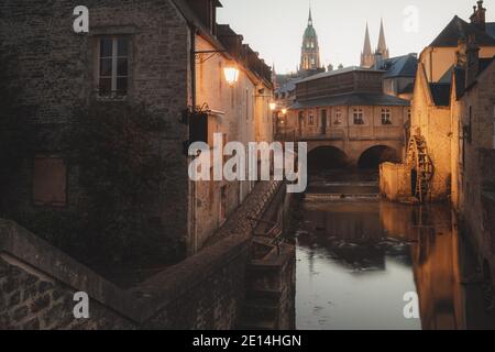 Le centre pittoresque et historique de la vieille ville de Bayeux en Normandie. Banque D'Images