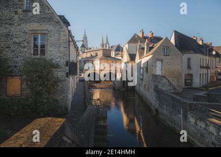 Le centre pittoresque et historique de la vieille ville de Bayeux en Normandie. Banque D'Images