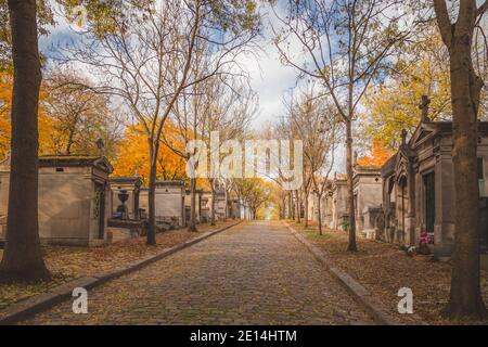 Un bel après-midi d'automne au cimetière du Père Lachaise, la nécropole la plus visitée du monde, située à Paris, en France. Banque D'Images