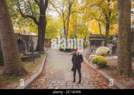 Un bel après-midi d'automne au cimetière du Père Lachaise, la nécropole la plus visitée du monde, située à Paris, en France. Banque D'Images