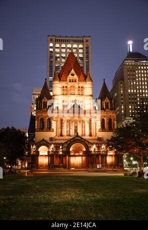 Vue nocturne de l'église historique Trinity Church dans le centre-ville de Boston Banque D'Images