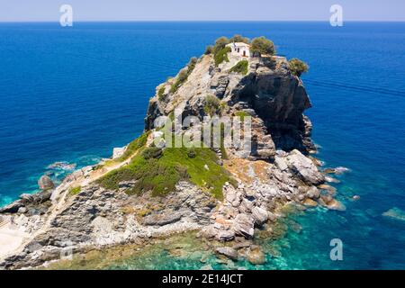 Vue aérienne de la chapelle Saint-Jean - célèbre du film Mamma Mia - au sommet d'une pile de mer à Agios Ioannis, Skopelos, Iles Sporades du Nord, Grèce Banque D'Images