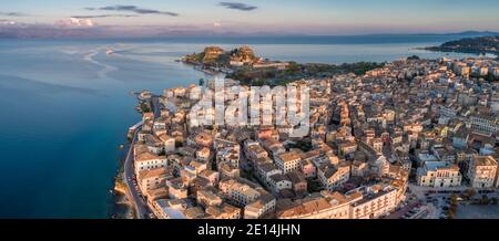 Vue panoramique aérienne des bâtiments vénitiens de la ville de Corfou au coucher du soleil, Corfou, Iles Ioniennes, Grèce Banque D'Images