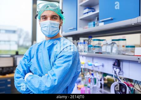 Chimiste dans le laboratoire de biotechnologie travaille sur le vaccin contre Covid-19 et coronavirus Banque D'Images