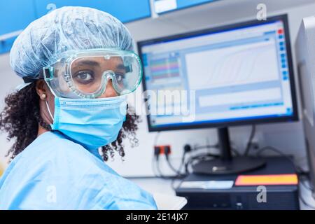 Femme africaine comme chercheuse dans le laboratoire à l'ordinateur Analyse des données après expérimentation sur la recherche sur le vaccin Covid-19 Banque D'Images