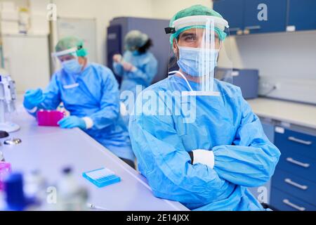 Un technicien de laboratoire travaille avec l'équipe sur Covid-19 tests pour la pandémie de coronavirus Banque D'Images