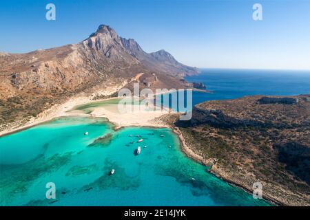 Vue aérienne sur les eaux claires de la plage et du lagon de Balos - une attraction touristique populaire sur la côte nord-ouest de la Crète, Grèce Banque D'Images