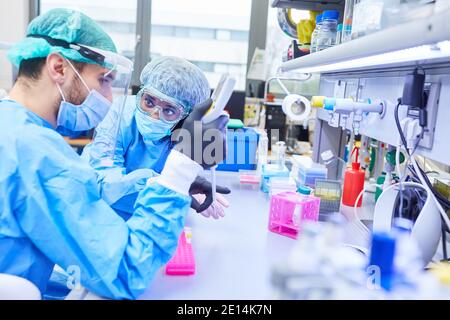 Équipe de recherche travaillant ensemble à la recherche sur le vaccin Covid-19 dans le laboratoire Banque D'Images