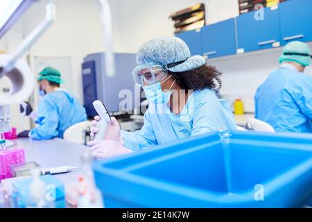 Un chercheur dans le laboratoire de biotechnologie travaille sur le vaccin Covid-19 pour pandémie de coronavirus Banque D'Images