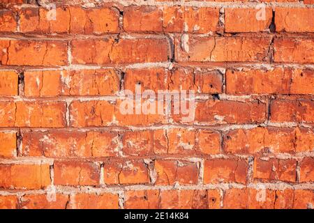 Vieux mur de briques rouges. Les briques sont posées en rangées. Texture de la pierre à affûter. Banque D'Images