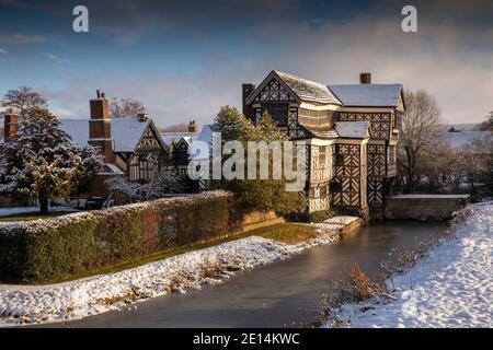 Royaume-Uni, Angleterre, Cheshire, Scholar Green, Little Moreton Hall, Tudor Farmhouse à pans de bois, en hiver Banque D'Images