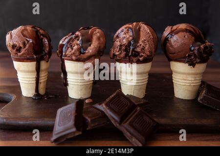 Crème glacée au chocolat dans des tasses à gaufres Banque D'Images