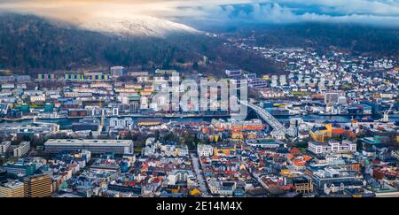 Paysage urbain de Bergen au coucher du soleil, Norvège. Banque D'Images