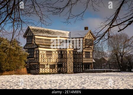 Royaume-Uni, Angleterre, Cheshire, Scholar Green, Little Moreton Hall, Tudor Farmhouse à pans de bois, en hiver Banque D'Images
