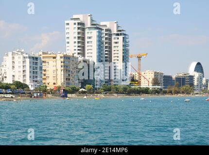 Vue panoramique sur le parc Promenade sur la côte du centre-ville de Limassol par une journée ensoleillée avec les gens. Juillet 04. 2018. Limassol, Chypre Banque D'Images