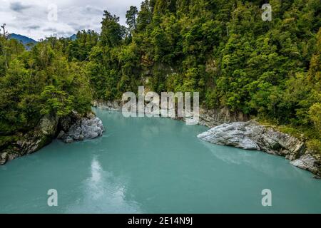 La gorge de Hokitika, qui fait partie de la réserve pittoresque, et la rivière Hokitika qui coule à travers les formations rocheuses de granit. Côte ouest de l'île du Sud, Nouvelle-Zélande. Banque D'Images