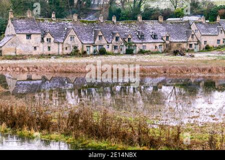 Reflet d'Arlington Row vu dans les eaux d'inondation de River Coln sur rack Isle en décembre 2020 dans le village de Cotswold à Bibury, Gloucestershire au Royaume-Uni Banque D'Images