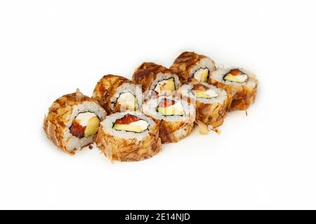 Sushi rouler Bonito avec saumon sur fond blanc, ingrédients saumon, fromage à la crème, avocat, chips de thon, riz, nori. Cuisine japonaise traditionnelle. Pour le menu du restaurant Banque D'Images