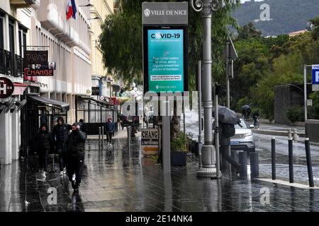 Place Massena - Illustration du couvre-feu à partir de 6 heures à Nice, France, le 4 janvier 2021. Le porte-parole du gouvernement a annoncé le 1er janvier que le couvre-feu serait présenté à 18h à partir du samedi 2 janvier. Les Alpes Maritimes et les Hautes-Alpes sont concernées, bien que cette mesure soit jugée inefficace par certains élus de la Côte d'Azur, comme David Lisnard, maire de Cannes, ou Jean Leonetti, maire d'Antibes Juan les Pins. Les Alpes Maritimes font partie des 15 départements... Photo de Lionel Urman/ABACAPRESS.COM Banque D'Images