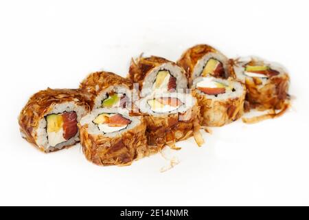Sushi roll Bonito au saumon fumé sur fond blanc, ingrédients saumon fumé, fromage à la crème, avocat, chips de thon, riz, nori. Cuisine japonaise traditionnelle. Pour le menu du restaurant Banque D'Images