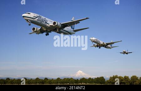 Un avion de transport de passagers Alaska Airlines 737 équipé de STOL lors de l'approche finale, effectuant un atterrissage à l'aéroport de Portland, Oregon. Banque D'Images