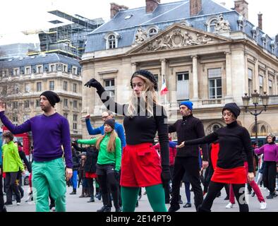 Paris, France - 9 décembre 2012 : les gens dansent sur la place du Palais Royal. Flash mob est tenu à la mémoire de la danseuse et chorégraphe Dominique Bagouet. Banque D'Images
