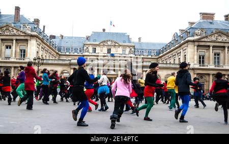 Paris, France - 9 décembre 2012 : les gens dansent sur la place du Palais Royal. Flash mob est tenu à la mémoire de la danseuse et chorégraphe Dominique Bagouet. Banque D'Images