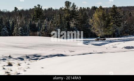 Montebello, Canada - 2 janvier 2021 : vue imprenable sur le champ de neige dans le parc Omega Banque D'Images