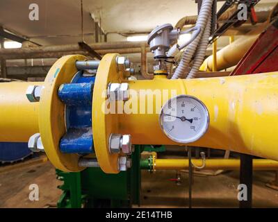 Contrôleur de la température sur le pipeline de boues jaunes dans la station de pompage souterraine. Entreprise de traitement des eaux usées industrielles. Banque D'Images