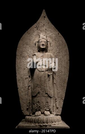 Ancienne statue de Bouddha Bodhisattva en pierre calcaire chinoise debout image dans la dynastie Qi du Nord, datée de 552, Chine Banque D'Images