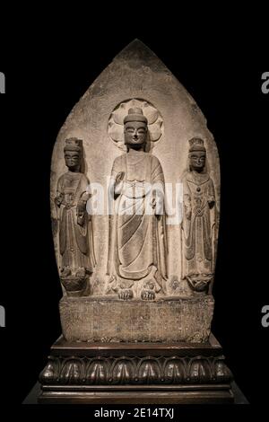 Ancienne statue de pierre calcaire triade de bouddha debout au 6e siècle, dynastie Wei orientale, Chine Banque D'Images