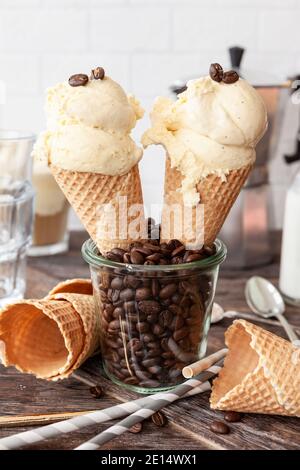 Boules de crème glacée en Cones gaufrées Banque D'Images