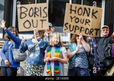 31-08-2019. Des manifestants anti Boris Johnson portant des pancartes sont photographiés alors qu'ils protestent à l'extérieur des bureaux de Chippenham de la députée conservatrice Michelle Donelan Banque D'Images