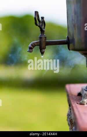 Goutte d'eau tombant du samovar en Turquie Banque D'Images