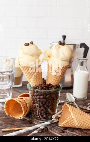 Boules de crème glacée en Cones gaufrées Banque D'Images