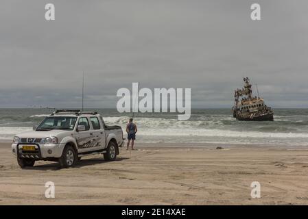 Surfez sur la côte de Skeleton en face de l'épave de Zeila, en Namibie Banque D'Images