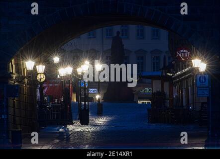 Dresde, Allemagne. 04e janvier 2021. Vue en soirée à travers la Münzgasse déserte jusqu'à Neumarkt dans la vieille ville, en arrière-plan vous pouvez voir le monument du roi Friedrich août II Credit: Robert Michael/dpa-Zentralbild/dpa/Alay Live News Banque D'Images