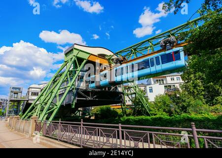 Photo de la Schwebebahn à Wuppertal, Allemagne Banque D'Images