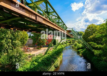 Photo de la Schwebebahn à Wuppertal, Allemagne Banque D'Images