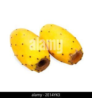 Fruits opuntia isolés. Deux poires pickly jaunes entières fruits cactus sur fond blanc avec passe-cheveux Banque D'Images