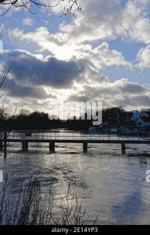 Formation de nuages d'hiver dramatique et moody reflétée dans la Tamise à Penton Hook, Laleham Surrey, Angleterre, Royaume-Uni Banque D'Images