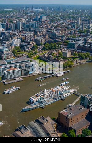 HMS Belfast et la ville de Londres de la merde Banque D'Images