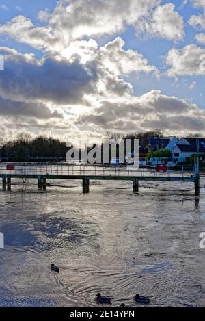 Formation de nuages d'hiver dramatique et moody reflétée dans la Tamise à Penton Hook, Laleham Surrey, Angleterre, Royaume-Uni Banque D'Images