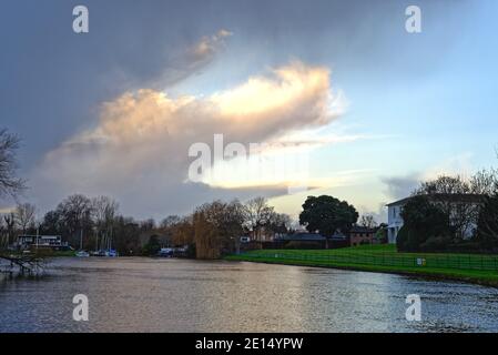 Une formation inhabituelle de nuages se développe au-dessus de la Tamise par une journée hivernale, à Shepperton, Surrey, Angleterre, Royaume-Uni Banque D'Images