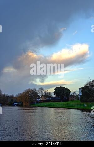 Une formation inhabituelle de nuages se développe au-dessus de la Tamise par une journée hivernale, à Shepperton, Surrey, Angleterre, Royaume-Uni Banque D'Images