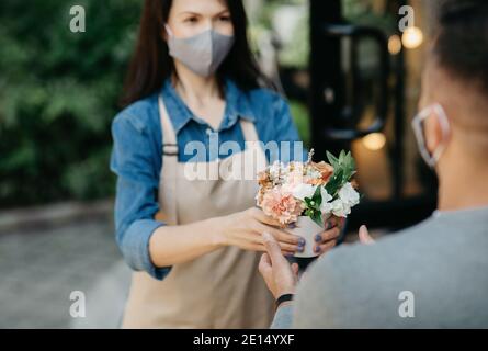 Vendre des fleurs pendant le verrouillage et le démarrage de Covid-19 Banque D'Images